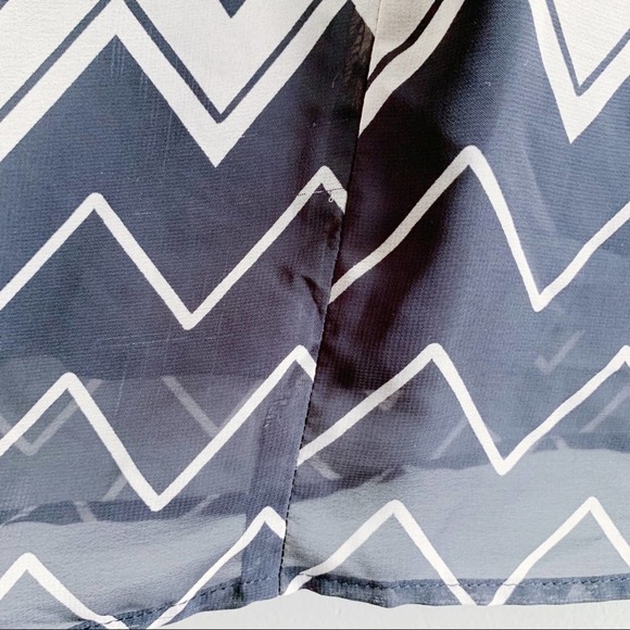 As U Wish • Short Sleeve Chevron Print Shift Dress, Black/Beige, Size Small - Picture 9 of 14